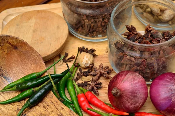 Zutaten Kochen Gewürze Und Kräuter Mit Zwiebeln Und Knoblauch Auf — Stockfoto