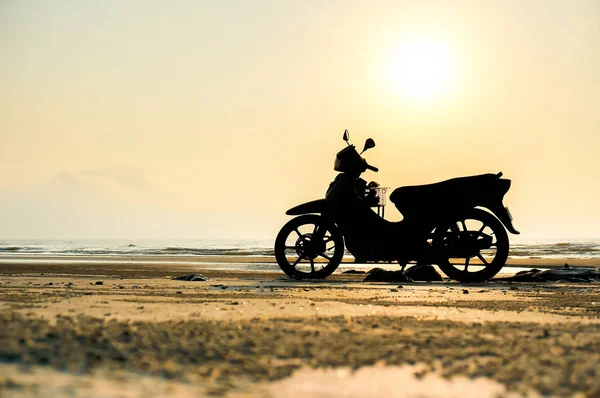 Motorradsilhouette Ein Motorrad Steht Strand — Stockfoto