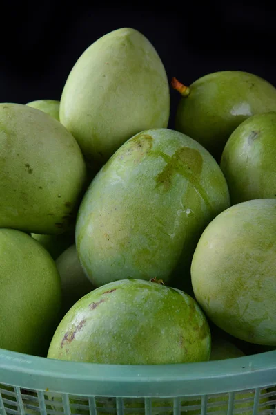 Mangue Verte Fraîche Dans Panier Sur Fond Noir — Photo