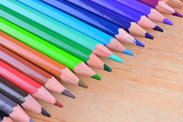 Yığın Renkli Kalemler Ahşap Arka Plan Üzerinde Kapatın — Stok fotoğraf