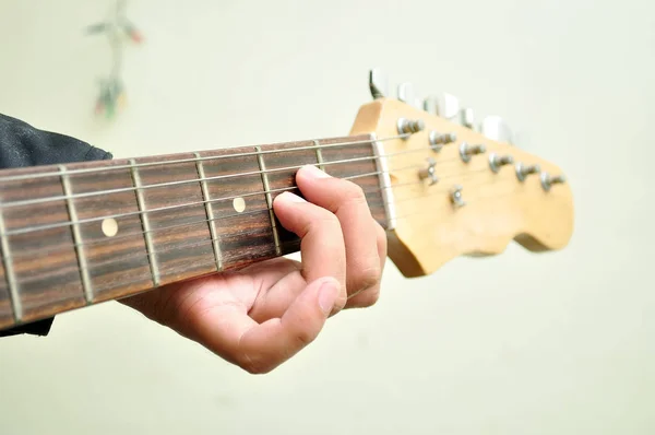 Homem Tocando Guitarra Vista Perto — Fotografia de Stock