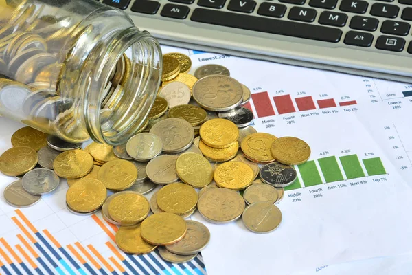 Kavanoz, hisse senedi grafiklerinde iş - iş kavramı dışarı dökülmesini paralar