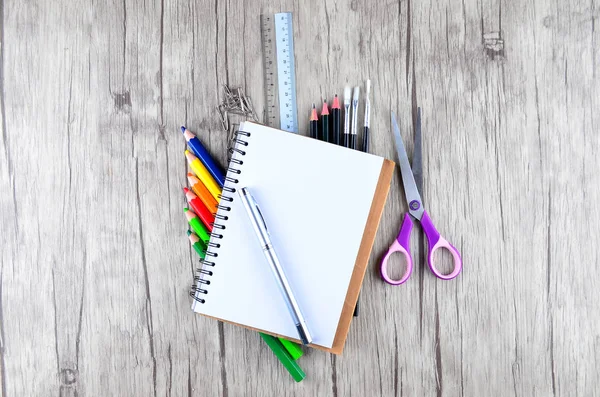 Beyaz arka planda ofis ve öğrenci kıyafetleri fotoğrafı - okula dönüş konsepti