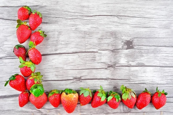 ahşap arka plan üzerinde çilek