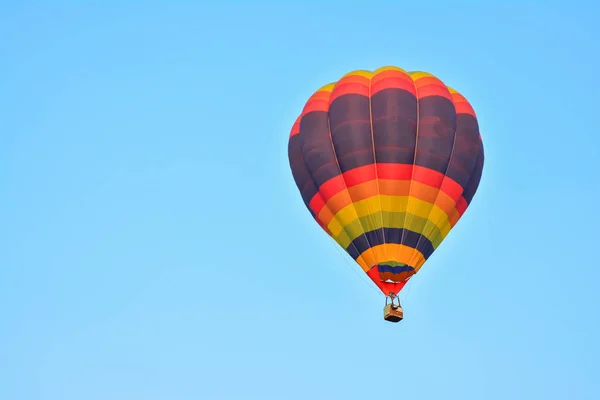 Színes Hőlégballon Repülés Alatt Kék — Stock Fotó