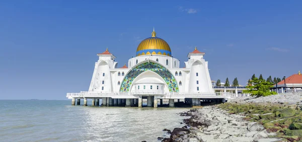 マラッカ海峡モスク Masjid Selat Melaka マラッカ マレーシア — ストック写真
