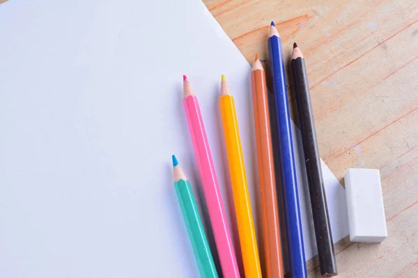 Boş Kağıt Ahşap Masada Renkli Kalemler Yukarıdan Görüntüle — Stok fotoğraf