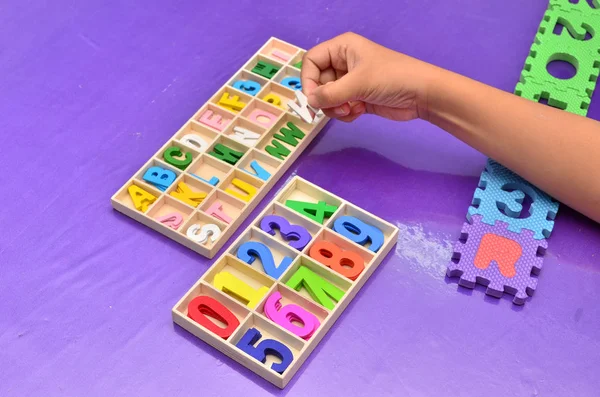 Kinderhände Spielen Mit Alphabet — Stockfoto