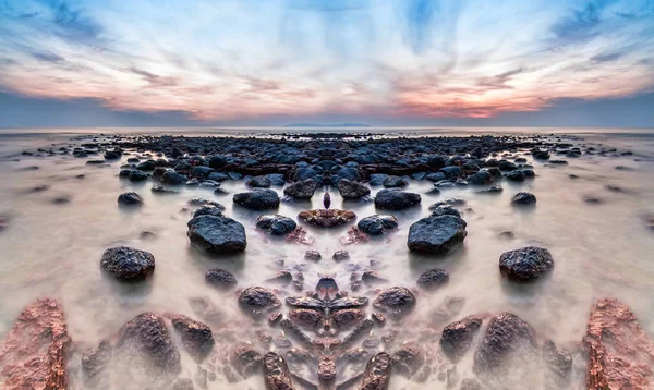 Persiana Lenta Paisaje Marino Con Piedra Negra Cuando Sol Sale — Foto de Stock