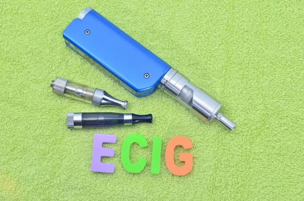 Yeşil Havlu Vape Üzerinde Elektronik Sigara — Stok fotoğraf