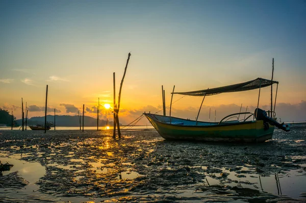 Fischerboot Strand Wenn Die Sonne Aufgeht — Stockfoto