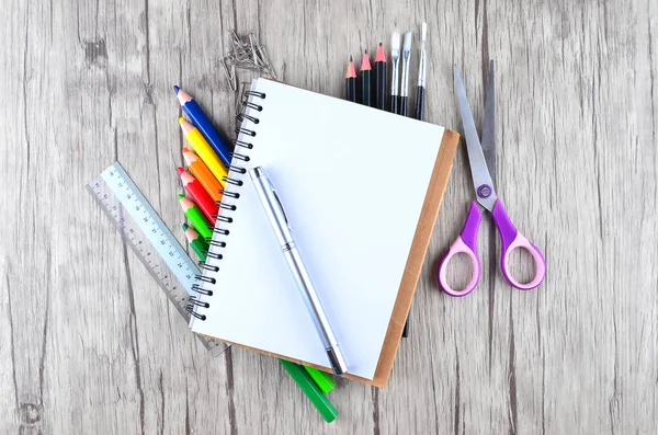 Beyaz arka planda ofis ve öğrenci kıyafetleri fotoğrafı - okula dönüş konsepti