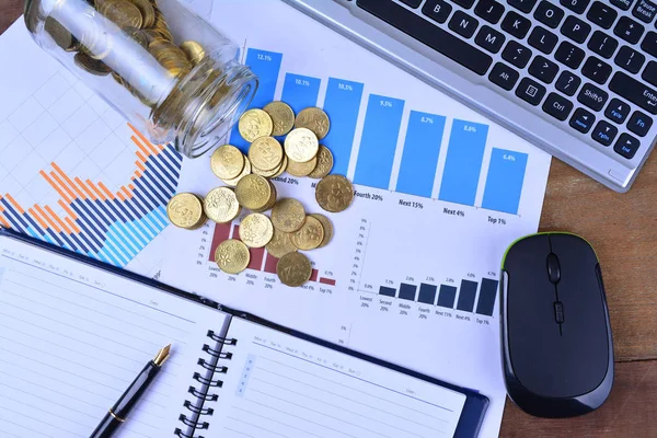 Grafikler, çizelgeler, defter, kalem ve paralar. İş kavramı