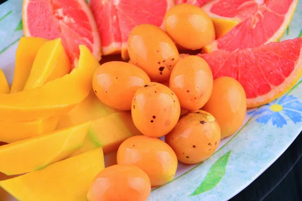 Nära Upp Bouea Oppositifolia Grapefrukt Och Mango Svart Bakgrund — Stockfoto