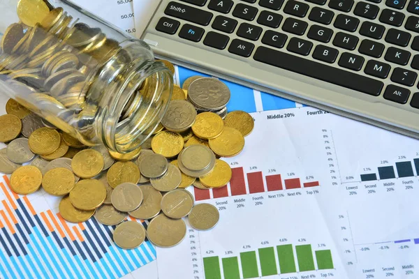 Kavanoz, hisse senedi grafiklerinde iş - iş kavramı dışarı dökülmesini paralar