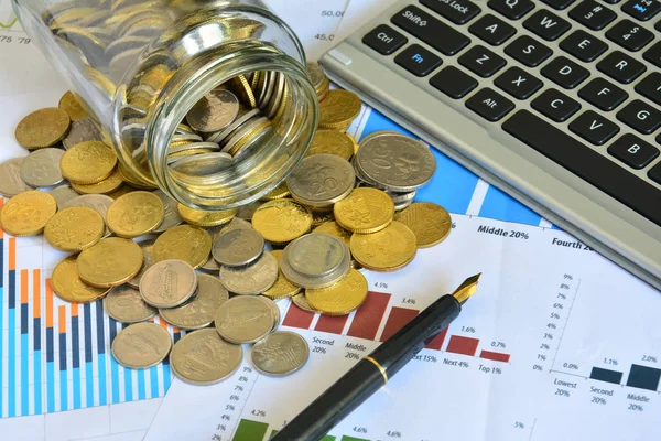 Kavanoz, hisse senedi grafiklerinde iş - iş kavramı dışarı dökülmesini paralar