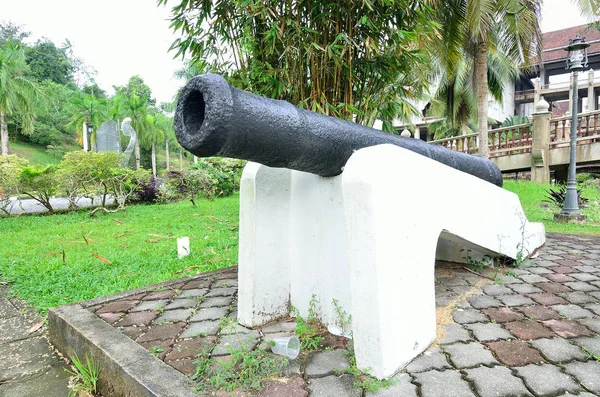 Antik pirinç topu silah