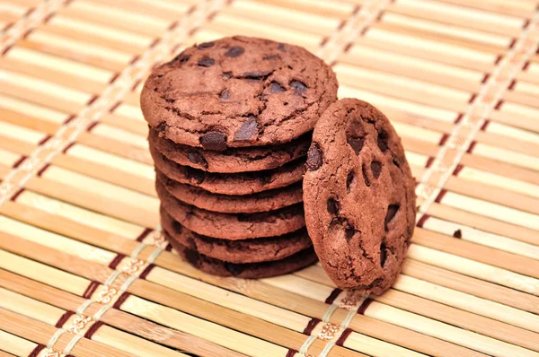 Bambu hasır üzerinde çikolatalı kurabiye