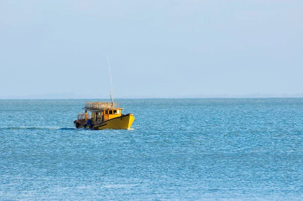 Fischerboot Auf Dem Wasser — Stockfoto