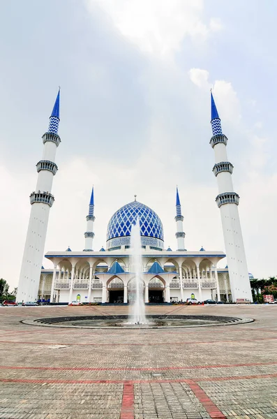 スルタン サラフディン アブドゥルアジズシャー モスク ブルーモスクとして知られているは マレーシア セランゴール州モスクです それがシャー アラムにある マレーシアの最も大きいモスク — ストック写真