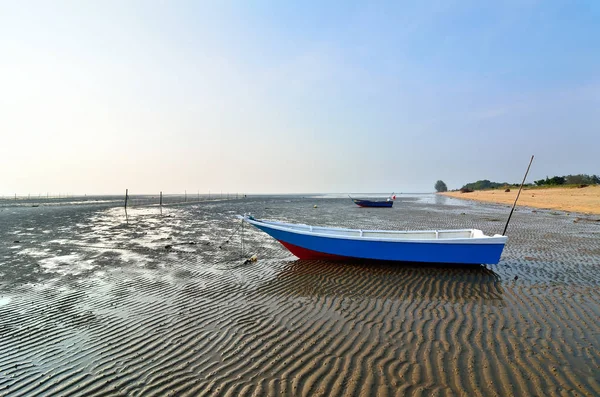Рыбацкая Лодка Пляже Восходит Солнце — стоковое фото