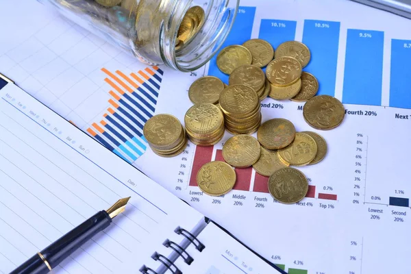 Kavanoz, hisse senedi grafiklerinde iş - iş kavramı dışarı dökülmesini paralar