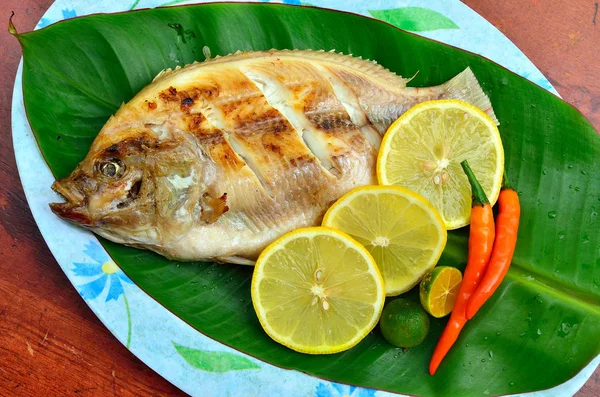 Limon ve muz üzerinde biber ızgara Tilapia bırakır