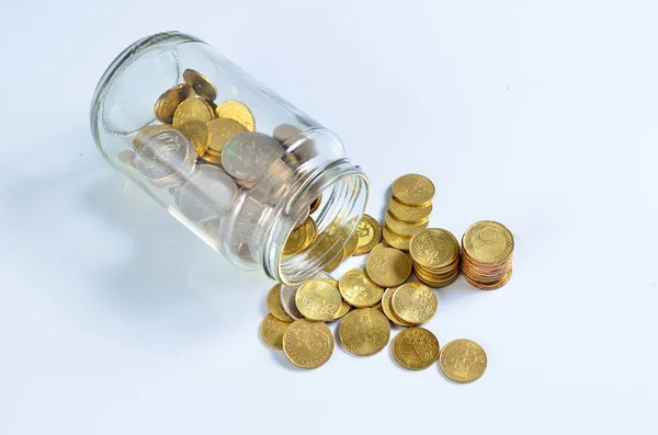 ボトル 金融概念のコイン — ストック写真
