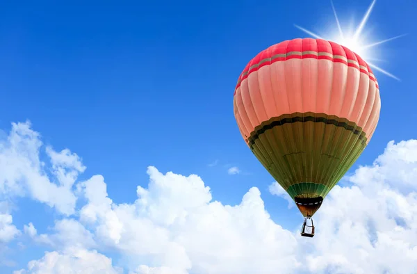 カラフルな熱気球青い空を飛行中 ソフト フォーカス — ストック写真