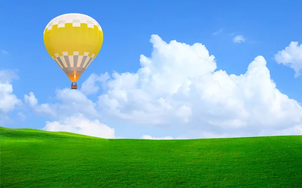 Balão Quente Flutuando Céu Sobre Grama Verde — Fotografia de Stock