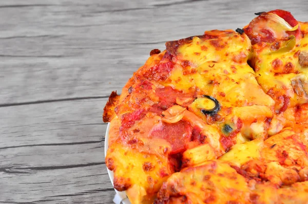 Peynirli pizza ahşap arka plan üzerinde