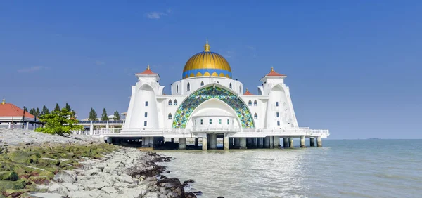马来西亚马六甲海峡清真寺 Masjid Selat Melaka — 图库照片