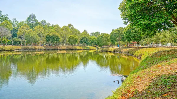 Piękne Jezioro Zielonym Drzewem Proces High Dynamic Range Hdr Ekspozycji — Zdjęcie stockowe