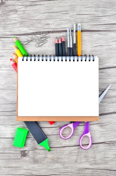 Beyaz arka planda ofis ve öğrenci kıyafetleri fotoğrafı - okula dönüş konsepti