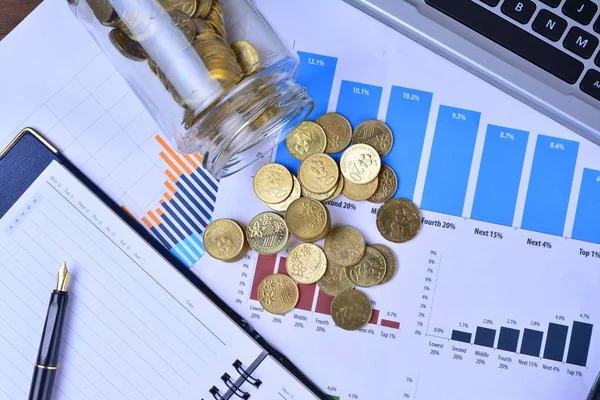 Kavanoz, hisse senedi grafiklerinde iş - iş kavramı dışarı dökülmesini paralar