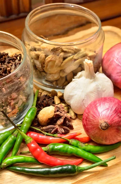 Zutaten Kochen Gewürze Und Kräuter Mit Zwiebeln Und Knoblauch Auf — Stockfoto