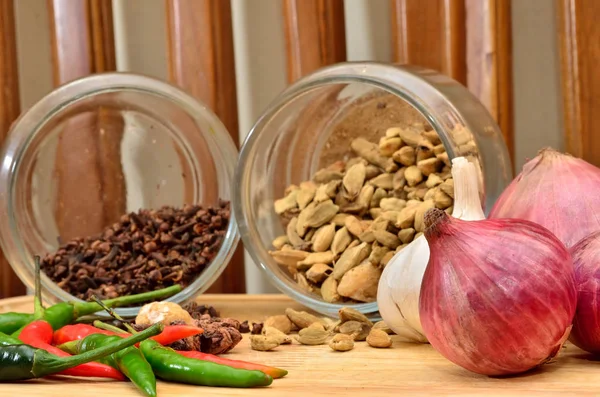 Zutaten Kochen Gewürze Und Kräuter Mit Zwiebeln Und Knoblauch Auf — Stockfoto