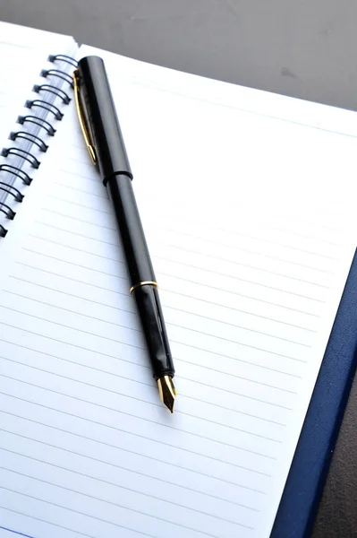 Caderno Com Caneta Tinteiro Mesa Madeira — Fotografia de Stock