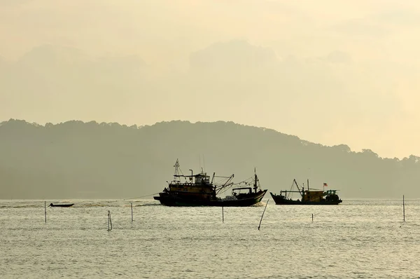 太阳升起时的渔船 一船渔民出海 — 图库照片
