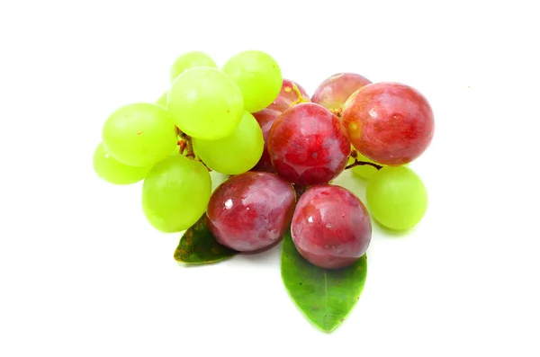 Een Tros Druiven Van Het Rode Groene Geïsoleerd Witte Achtergrond — Stockfoto