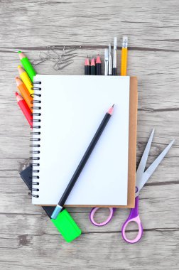 Beyaz arka planda ofis ve öğrenci kıyafetleri fotoğrafı - okula dönüş konsepti