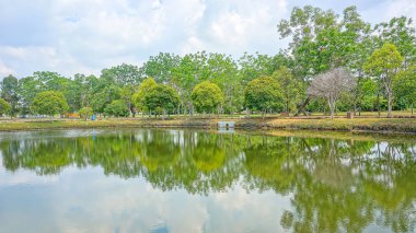 Güzel göl yeşil ağaçlı. Yüksek Dinamik Aralık (Hdr) işlemi 3 pozlama ile