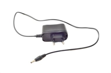 Beyaz arka plan üzerinde izole cep telefonu şarj cihazı