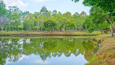 Güzel göl yeşil ağaçlı. Yüksek Dinamik Aralık (Hdr) işlemi 3 pozlama ile