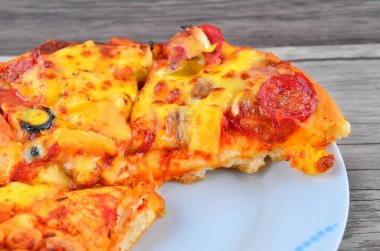 Peynirli pizza ahşap arka plan üzerinde