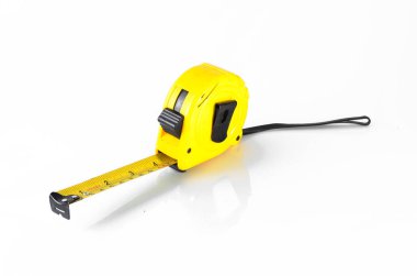 Sarı bant ölçüsü beyaz arkaplanda izole edildi