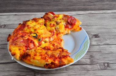Peynirli pizza ahşap arka plan üzerinde