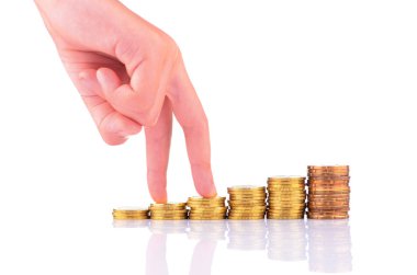 beyaz zemin üzerinde sikke yığını üzerinde yürüyen parmaklar. büyüme kavramı