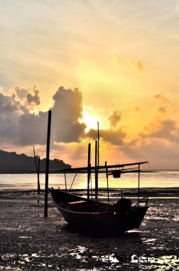 Sahildeki balıkçı teknesi ne zaman kadar yükselen güneş