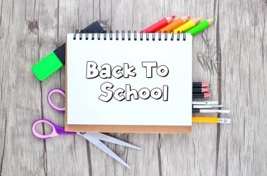 Beyaz arka planda ofis ve öğrenci kıyafetleri fotoğrafı - okula dönüş konsepti